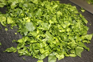 Дрібно рубаємо рукколу