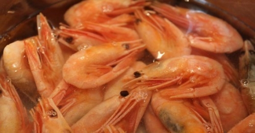 відварюємо креветки