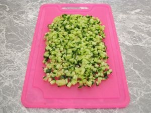 Огірки дрібно ріжемо