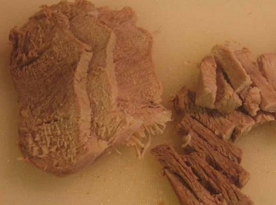 варимо і нарізаємо м'ясо