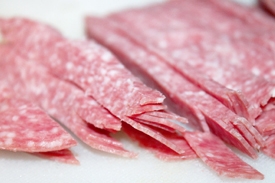 нарізаємо соломкою салямі