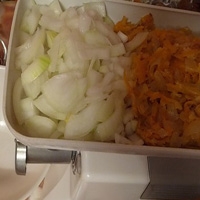 м'ясорубка з цибулею і морквою