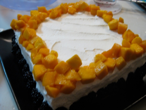 прикрашаємо торт фруктами