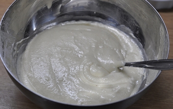 висипаємо в бананову суміш борошняну суміш