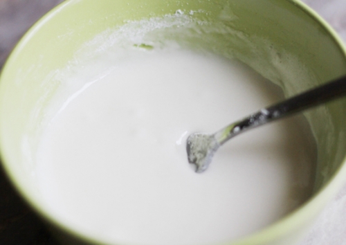 Збиваємо білок яйця і цукрову пудру