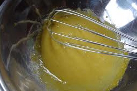 збиваємо цукор з яйцями