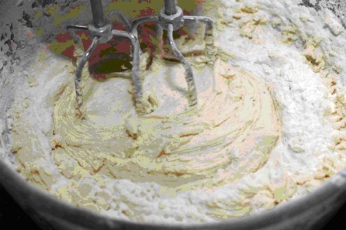 Змішуємо з борошном