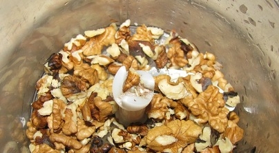 Подрібнюємо горіхи