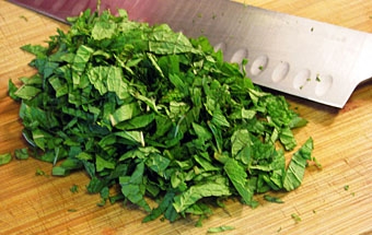 подрібнюємо м'яту