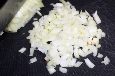 Подрібнюємо цибулю