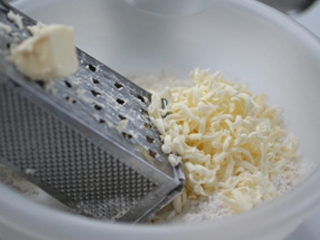 натираємо на тертку сир