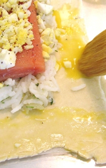 змащуємо збитим яйцем краї тіста