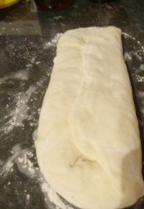 Загинаємо краю тестового пласту