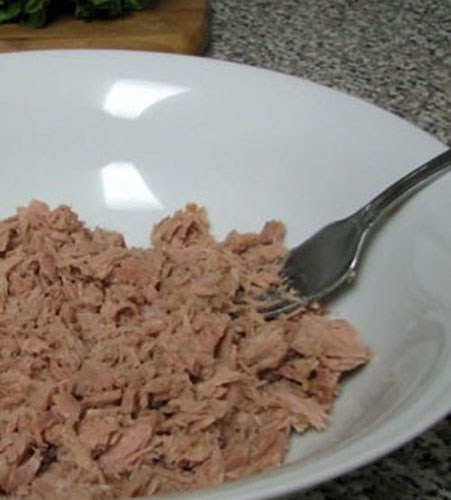 подрібнюємо рибну консерву