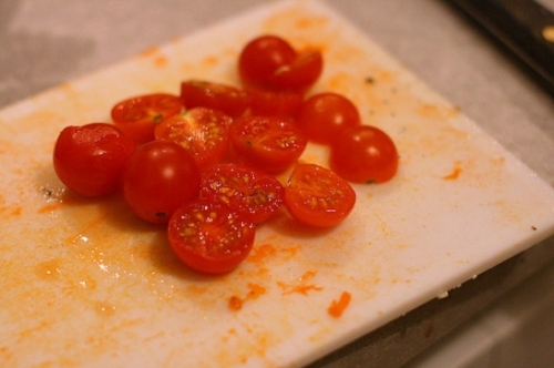 нарізаємо помідори