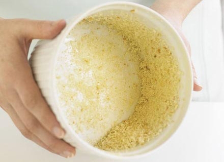 посипаємо сухарями форму