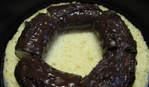 банани в шоколаді викладаємо на корж