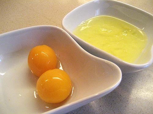 відокремлюємо курячі жовтки від білків