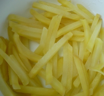 нарізаємо картоплю