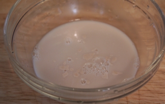 розчиняємо дріжджі в теплій воді