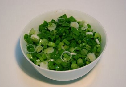 дрібно рубаємо зелений лук