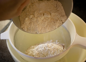 просіваємо борошно