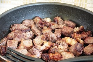 обсмажуємо шматочки м'яса