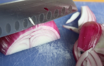 нарізаємо цибулю півкільцями