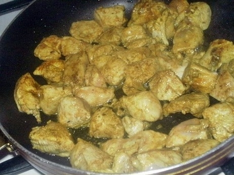 Обсмажуємо курку з каррі