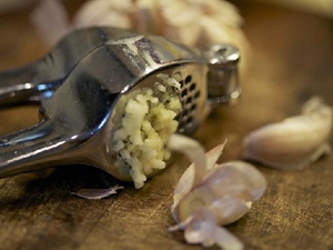 Подрібнюємо часник