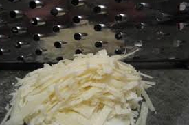 натираємо сир на тертці