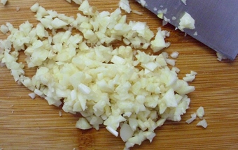 подрібнюємо часник