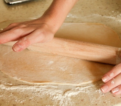 розкачуємо тісто