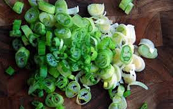 дрібно рубаємо зелений лук