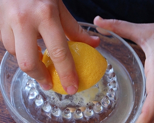 Видавлюємо сік лимона