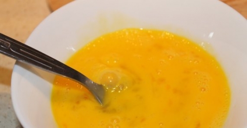 збиваємо яйця з молоком