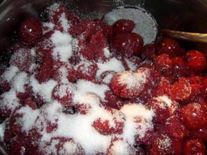 засипаємо вишню цукром