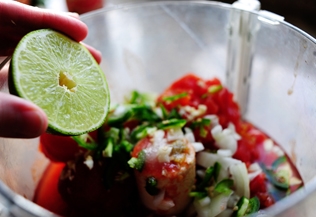 видавлюємо в блендер сік лайма