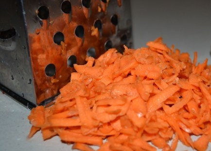 натираємо моркву