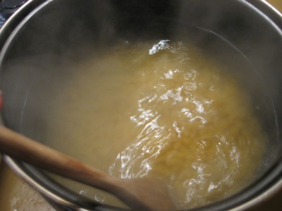 макарони в мисці