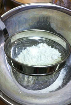 просіваємо борошно