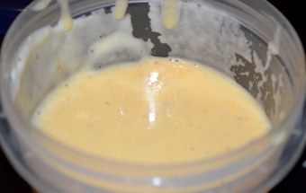 перемішуємо гірчицю з майонезом і часником