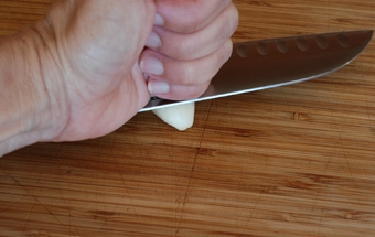 придавлюємо часник ножем