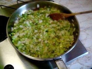 смажимо цибулю та печериці на сковороді