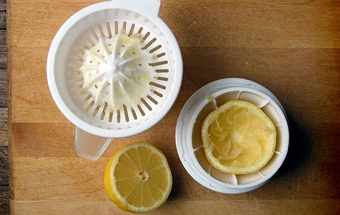 видавлюємо сік лимона