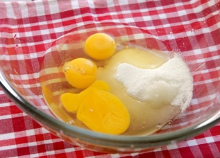 збиваємо яйця з цукром