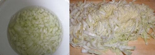 Ошпарюємо цибулю окропом. Шаткуємо капусту