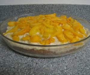 покриваємо корж кремом-мусом і прикрашаємо шматочками персиків