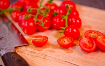 нарізаємо на половинки помідори