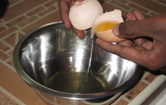 відокремлюємо жовтки від білків